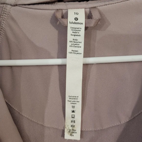 Lululemon Pack It Up Jacket in the color Smoky Blush. Size 10 - Picture 11 of 16